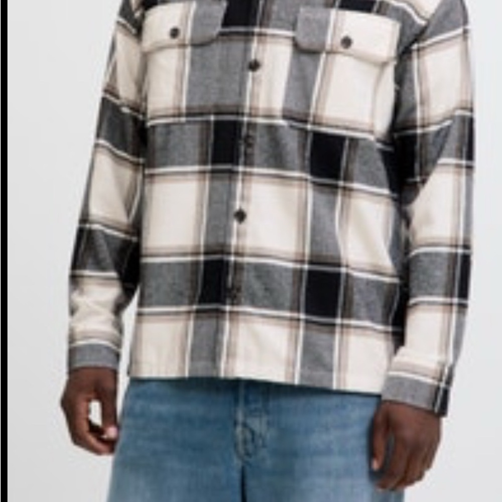 Abercrombie & Fitch Shacket Mens
XL White-Black Plaid Soft Flannel
Jacket